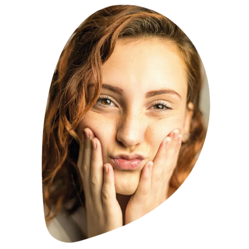 Femme souriante peau nette